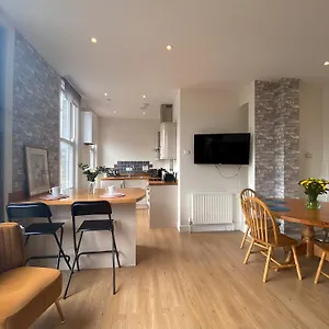  Apartment Diamond 2br Apartment-central-parking-walk To City & Train Station