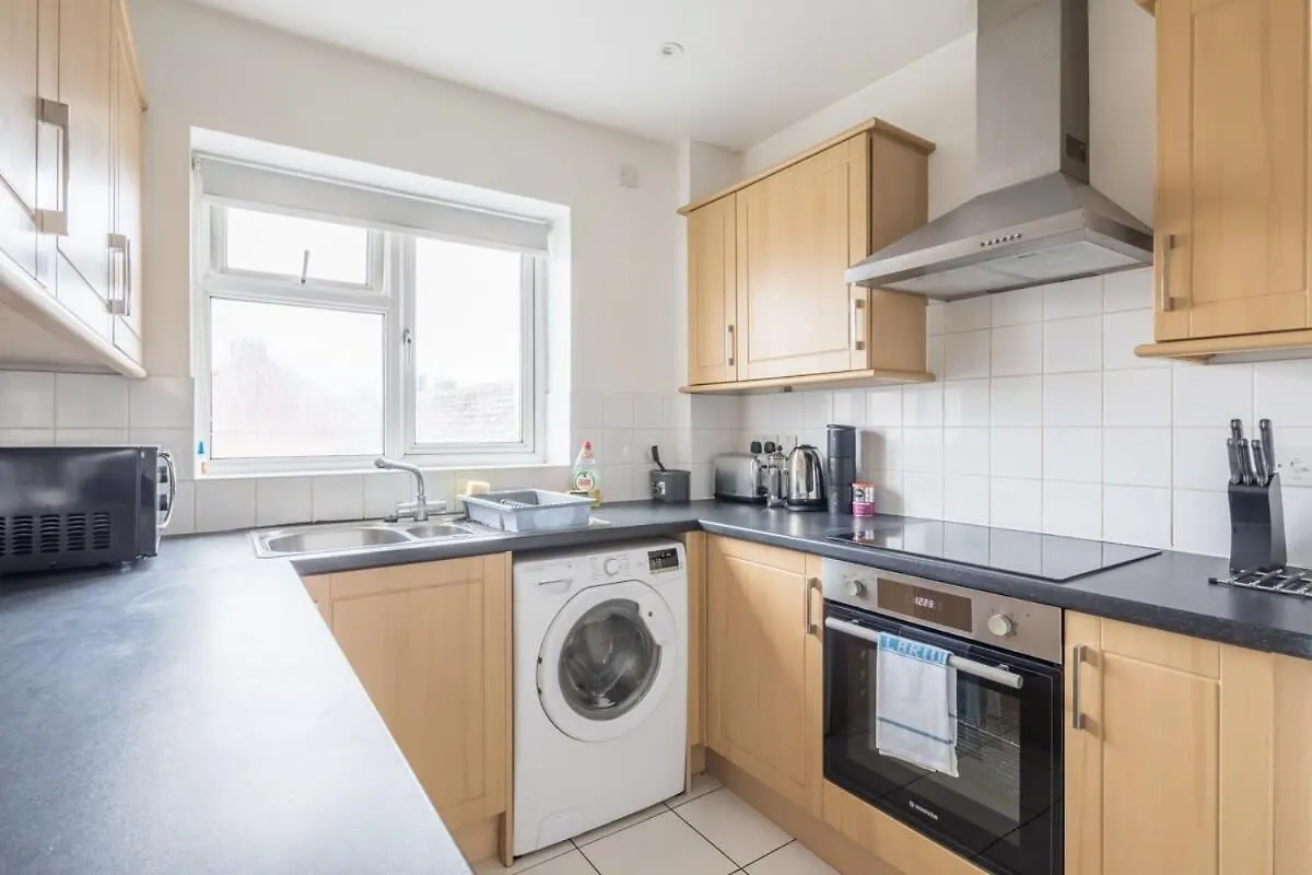 Lovely 2 Bedroom Apartment - Ideal Location contacts